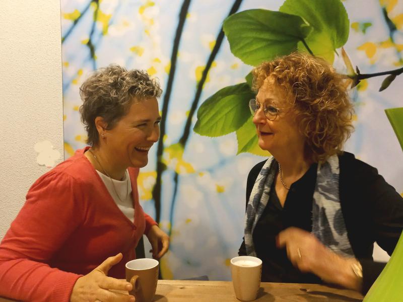 Marie-José en Mayke beide verpleegkundig specialist in gesprek